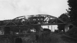 160695 Afbeelding van een stoomlocomotief uit de serie 7000 van de N.S. met een lokaaltrein Ede-Nijkerk te Barneveld ...