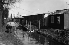 80257 Gezicht op het sluisje tussen de Hengeveldstraat (links) en bouwketen van de in aanbouw zijnde Gemeentelijke ...