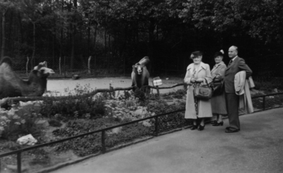 25530 Gezicht in Ouwehands Dierenpark aan de Grebbeweg te Rhenen, met enkele leden van de familie Ahlrichs (rechts).