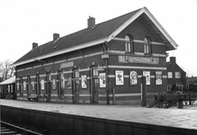 150730 Gezicht op de perronzijde van het N.S.-station Uithuizen te Uithuizen.