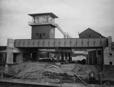 162562 Gezicht op het seinhuis Post VI, met viaduct, bij het N.S.-station Amsterdam Muiderpoort te Amsterdam, tijdens ...