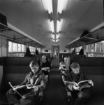 156349 Afbeelding van reizigers in een diesel-electrisch treinstel DE 3 (plan U) van de N.S.