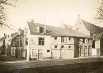 42795 Gezicht op enkele vervallen stalgebouwen op de hoek Keukenstraat (links)/ Servaasbolwerk te Utrecht.