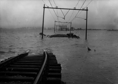 157054 Afbeelding van de overspoelde spoorlijn bij Lage Zwaluwe, na de watersnoodramp.