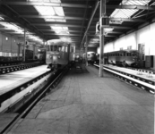 156581 Gezicht in de lijnwerkplaats van de N.S. te Zwolle met vier diesel-electrische treinstellen DE 1/2 ( Blauwe ...