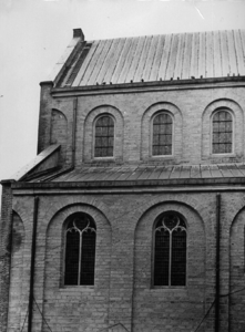 82303 Gezicht op een deel van de zuidgevel van de Pieterskerk (Pieterskerkhof) te Utrecht, tijdens restauratie van het dak.