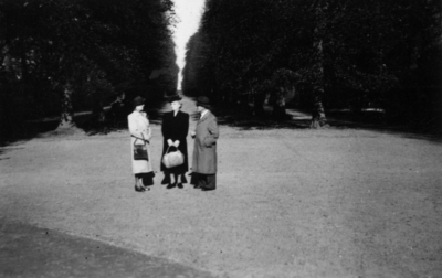 25526 Gezicht in de laan achter het kasteel Gunterstein te Breukelen.