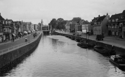 26258 Gezicht op de Vaartsche Rijn te Utrecht, uit het zuidwesten, met links de Westerkade en rechts de Oosterkade.