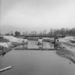 159236 Gezicht op de tijdelijke spoorbrug over de Regge bij Nijverdal, na herstel van oorlogsschade, uit het zuiden.