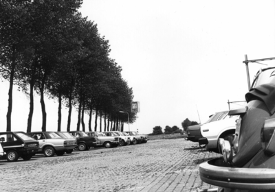 154551 Gezicht op de P+R-parkeerplaats bij het N.S.-station Lage Zwaluwe te Zevenbergschenhoek.