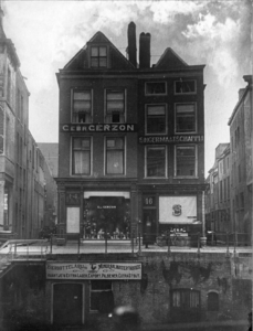 66887 Gezicht op het Modemagazijn Gebr. Gerzon (Oudegracht Weerdzijde 14) en op de Singermaatschappij (Oudegracht ...