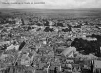 123804 Overzicht van een deel van de noordelijke binnenstad van Utrecht, vanaf de Domtoren, uit het zuiden; links de ...