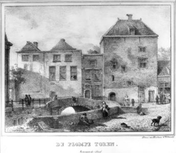 36714 Gezicht op de verlaagde Plompetoren en enkele belendende huizen aan de Plompetorenbrug te Utrecht uit het zuiden, ...