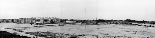 24919 Gezicht op het bouwterrein aan de Trumanlaan te Utrecht. In het midden het huizenblok met de woningen Trumanlaan ...