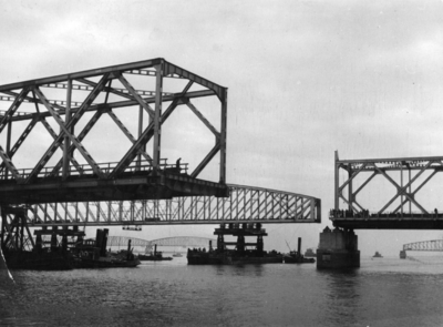 157349 Gezicht op het inpassen van een brugdeel uit de spoorbrug over het Hollands Diep bij Moerdijk in de naastgelegen ...