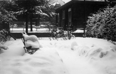 25511 Gezicht in de besneeuwde tuin van het huis F. C. Dondersstraat 18 te Utrecht.