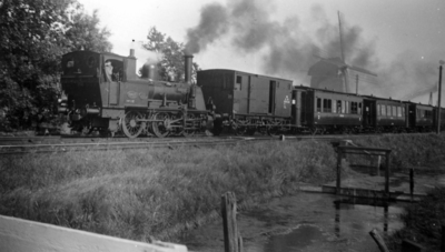 161349 Afbeelding van de stoomlocomotief nr. 7744 (serie 7700, Bello ) van de N.S. met een tram Alkmaar-Warmenhuizen ...