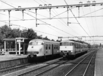 155634 Afbeelding van een electrisch treinstel plan V (mat. 1964) van de N.S. met rechts een electrisch treinstel plan ...