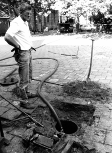 91838 Afbeelding van het leegpompen van een olietank op het plein van de Torenpleinschool (Schoolstraat 7) te Vleuten ...