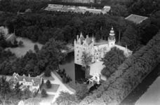 92221 Luchtfoto van het kasteel Nijenrode met omringend park te Breukelen uit het zuidoosten.