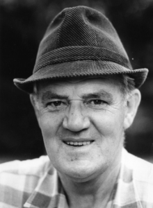 90299 Portret van de heer M. C. J. Versteeg ( Tinus de Boer ) van de plantsoenendienst (ploeg Vleuten) van de gemeente ...