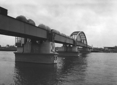 155313 Gezicht op de spoorbrug over de Maas bij de Boschpoort te Maastricht met een goederentrein