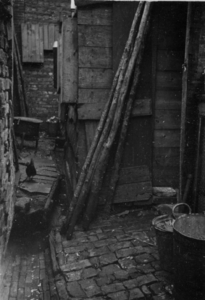 26267 Gezicht op een toiletgebouwtje (privaat) bij een woning te Spakenburg (gemeente Bunschoten).