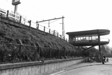 150129 Gezicht op een perrontalud bij het N.S.-station Arnhem Velperpoort te Arnhem.