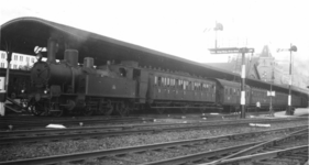 160840 Afbeelding van de stoomlocomotief nr. 5606 (serie 5600, ex. S.B.B.) van de N.S. met een trein naar Delfzijl ...