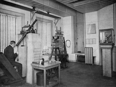 79498 Interieur van de Sterrenwacht op het bolwerk Zonnenburg te Utrecht: meridiaanzaal.