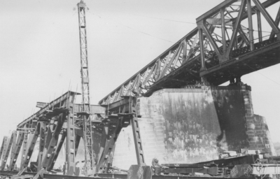 158595 Gezicht op een gedeelte van de tijdens de oorlog vernielde spoorbrug over de Waal bij Zaltbommel.
