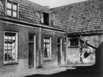 56172 Gezicht op de voorgevels van enkele huizen in de Dorstige Harthof te Utrecht.