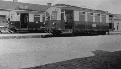 160958 Afbeelding van de motorrijtuigen omC 907 (links) en omC 903 (serie omC 901-908) van de N.S. te Goes.