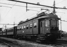 164546 Afbeelding van een electrische trein van de N.S. bestaande uit matereel afkomstig van de Z.H.E.S.M. (voorop het ...