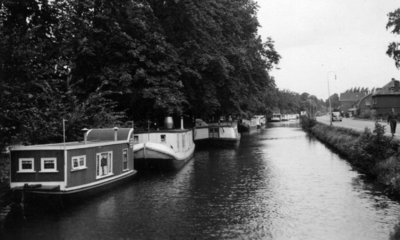 26257 Gezicht op enkele woonschepen in de Leidsche Rijn te Utrecht. Rechts de Leidseweg.