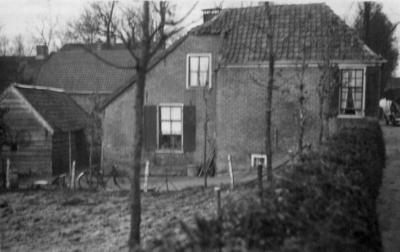 24759 Gezicht op een dijkhuis aan de Wakkerendijk te Eemnes.