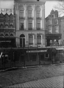 24752 Gezicht op het huis Fresenburch (Oudegracht 113, De Landbouwbank) te Utrecht. Rechts het huis Klein Fresenburch ...