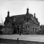 159084 Gezicht op een toiletgebouw van het tijdens de oorlog vernielde N.S.-station Lage Zwaluwe te Zevenbergschenhoek.