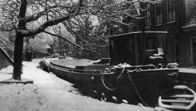67916 Afbeelding van een afgemeerd vrachtschip in de Oudegracht te Utrecht; rechts de Twijnstraat aan de Werf in een ...