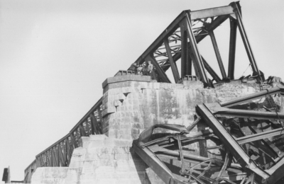 158592 Gezicht op een gedeelte van de aanbrug van de tijdens de oorlog vernielde spoorbrug over de Waal bij Zaltbommel.