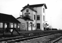 150255 Gezicht op het N.S.-station met bijbehorende fietsenstalling te Dronrijp.