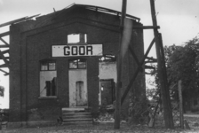 158506 Gezicht op de tijdens de oorlog vernielde goederenloods bij het N.S.-station Goor te Goor.
