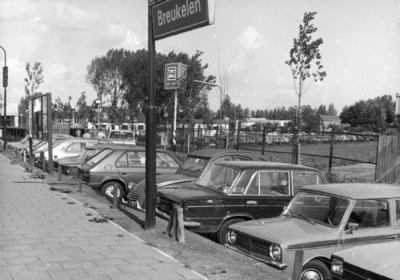 154534 Gezicht op de geparkeerde auto's op de P+R-parkeerplaats bij het N.S.-station Breukelen te Breukelen.