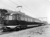 155592 Afbeelding van het nieuwe electrische treinstel nr. 801 (mat. 1940) van de N.S. op de spoorlijn bij Maarn.