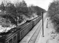 151061 Afbeelding van een electrisch treinstel mat. 1954 van de N.S. in de (besneeuwde) omgeving van Oosterbeek.