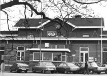 150597 Gezicht op de voorgevel van het N.S.-station Roermond te Roermond.