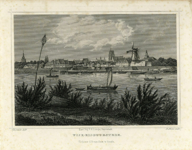 200160 Gezicht op Wijk bij Duurstede vanaf de oostelijke oever van de Lek, met rechts de Grote Kerk en de molen en ...