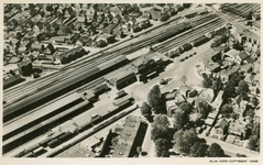 162582 Luchtfoto van het N.S.-station Apeldoorn te Apeldoorn.