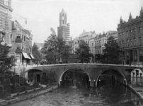 66845 Gezicht op de Oudegracht te Utrecht met de Bakkerbrug en op de achtergrond de Domtoren in de steigers.