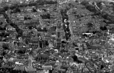 124526 Luchtfoto van de binnenstad van Utrecht, uit het noorden, met in het midden de Domkerk en de Domtoren (Domplein) ...